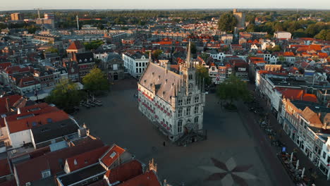 Vista-Aérea-De-La-Plaza-Del-Mercado-En-Gouda-Con-El-Icónico-Ayuntamiento-Del-Siglo-XV-En-Holanda-Del-Sur,-Países-Bajos