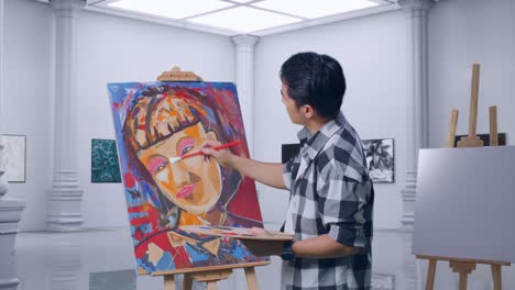 예술가 한 명 이 미술관 에서 초상화 를 그리고 있다