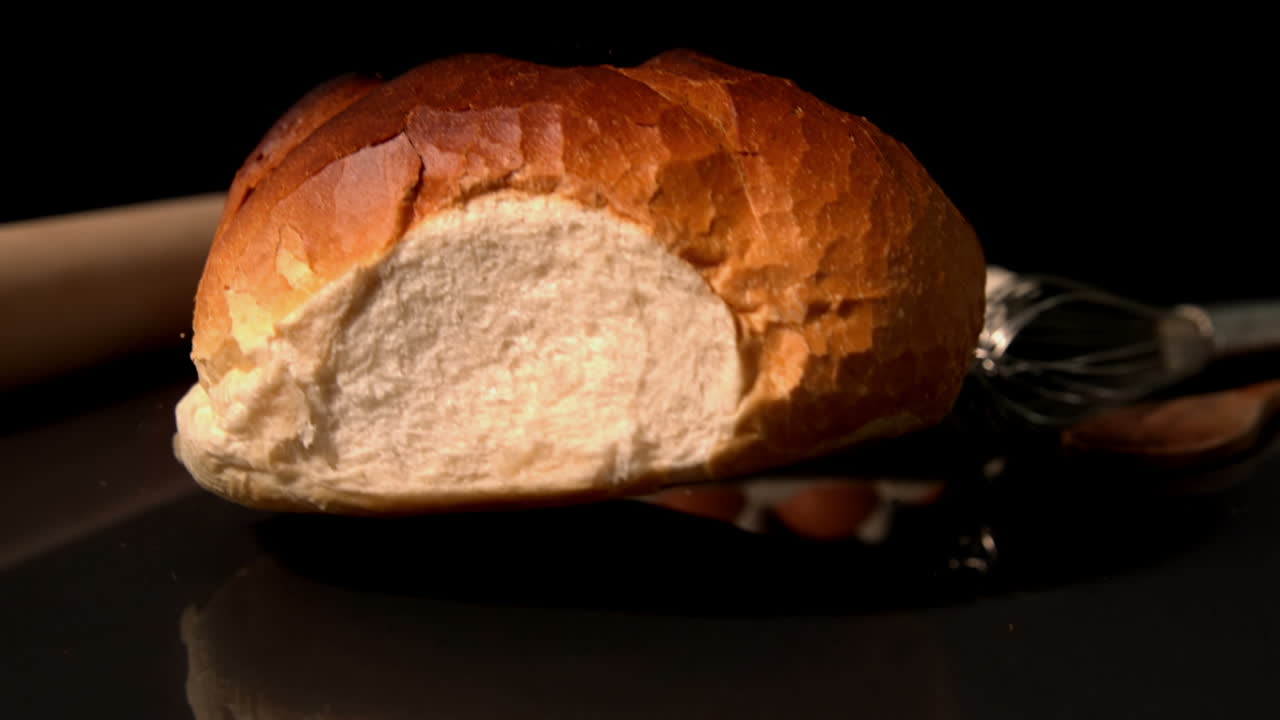 검은 바탕 에 떨어지는  한