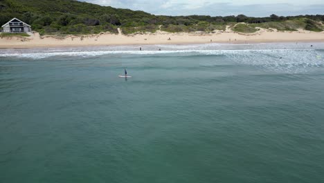 Standup-Paddler-Am-One-Mile-Beach-In-New-South-Wales,-Australien