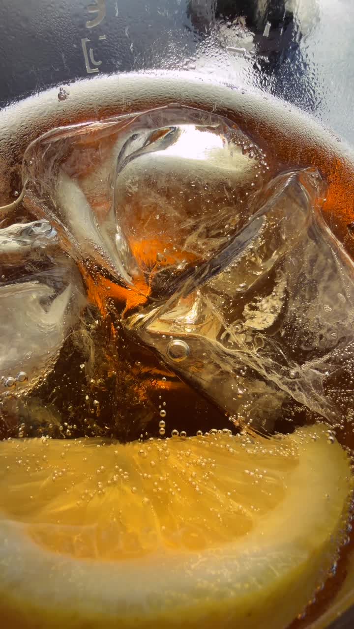 Bibita rinfrescante con cubetti di ghiaccio e fetta di limone.