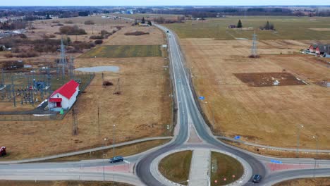 Coches-Circulando-Por-La-Carretera-Con-Rotonda-Cerca-De-La-Ciudad-De-Pasvalys-En-El-Condado-De-Panevezys,-Lituania