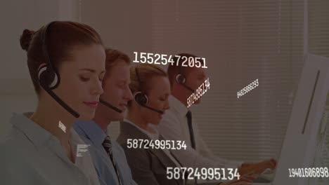 animación de procesamiento de números sobre diversas personas de negocios que usan auriculares telefónicos en la oficina.