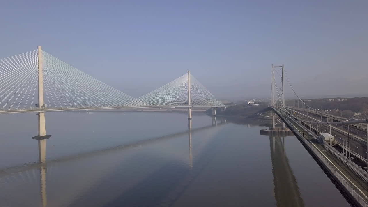 화창한 날 스코틀랜드 서부 로디언에 있는 사우스 퀸스페리의 오래된 전방 도로 교량과 새로운 퀸스페리 교차교의 공중 영상