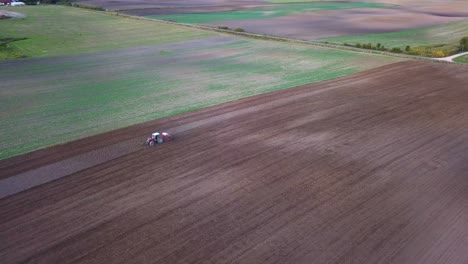 tractor arando toma aerea