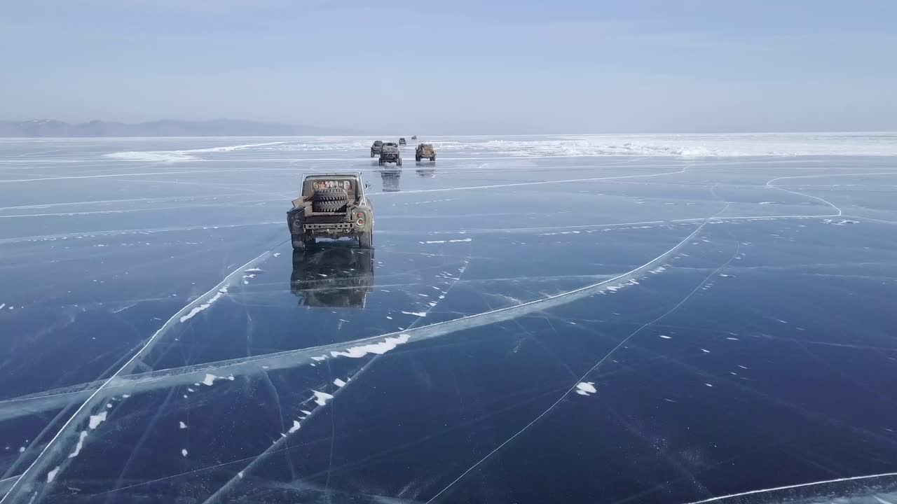 Cinematisk militær invasionsdrone flyver hurtigt og lavt over frosset vand i Rusland.
