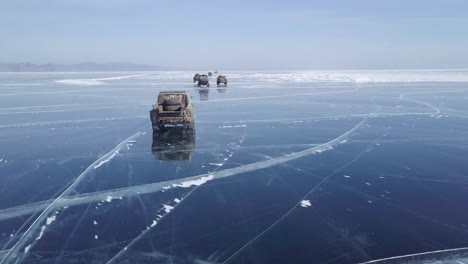 Filmische-Militärische-Invasionsdrohne,-Die-Schnell-Und-Tief-Gefrorenes-Wasser-In-Russland-Fliegt