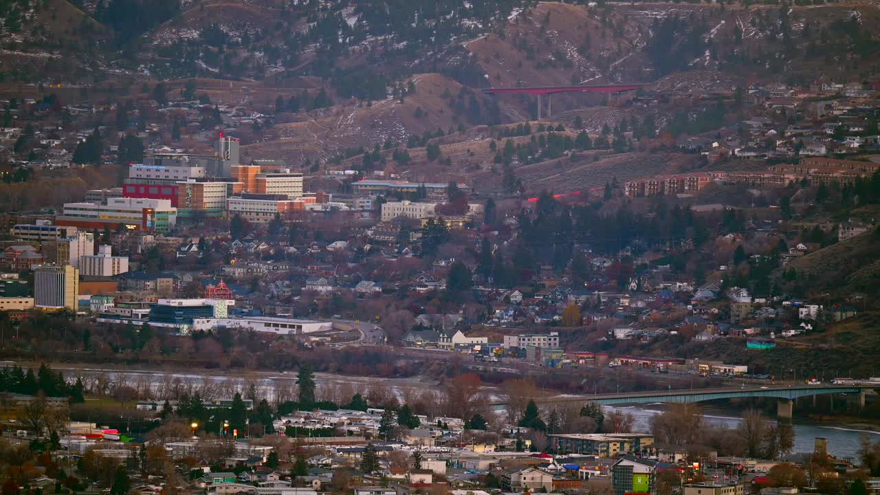 una vista ampliada de la puesta de sol sobre el centro de kamloops, columbia británica, canadá
