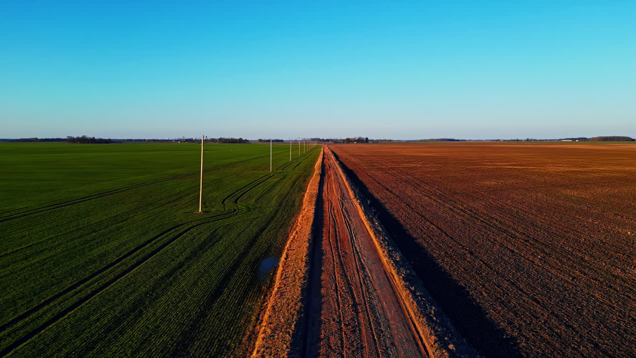 Fruchtfolgeprozess, geteilt durch eine Landstraße, Luftaufnahme