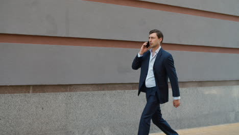 un homme d'affaires au téléphone dans la rue. un homme au téléphone avec son partenaire.