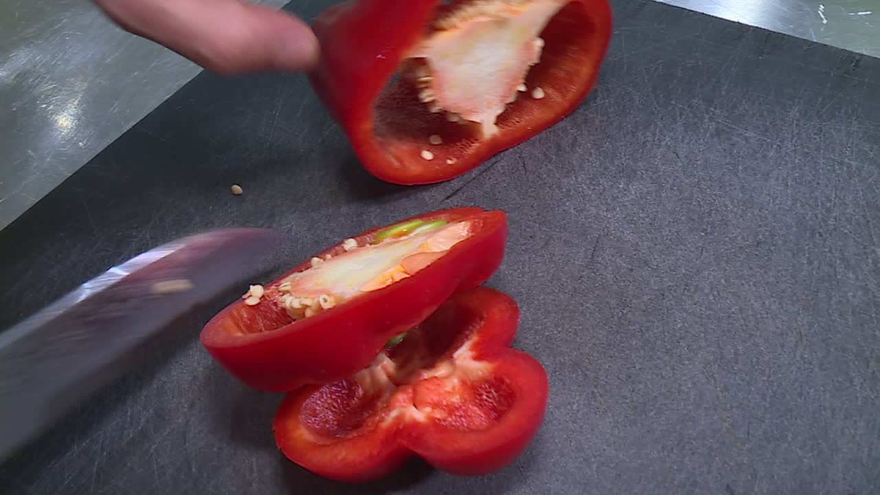 이 은 고추를 고 있다