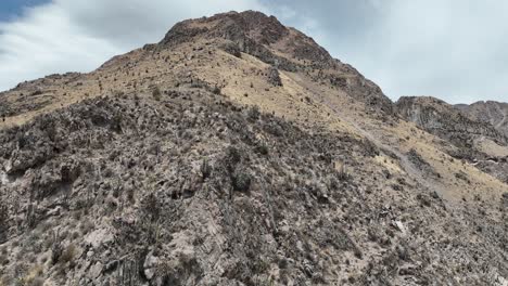 Aerial-Dolly-Schuss-über-Die-Berge-Von-Peru-Im-Süden