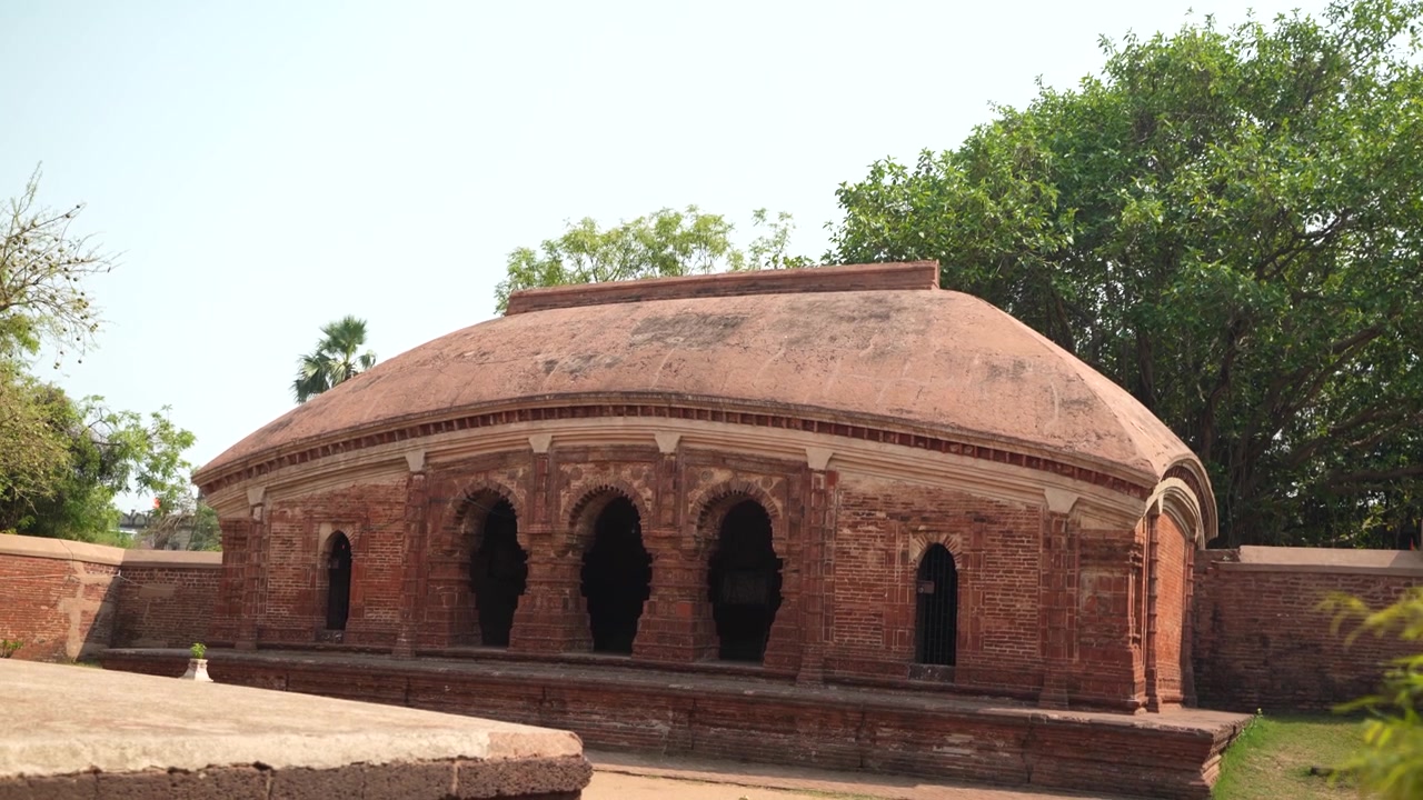 Il Tempio Madanmohan a Bishnupur è uno dei monumenti architettonici dell'arte in terracotta. Animali, Uccelli, Zaffiro Nero, 10 Avatar e altre storie mitologiche sono raffigurati nell'architettura.