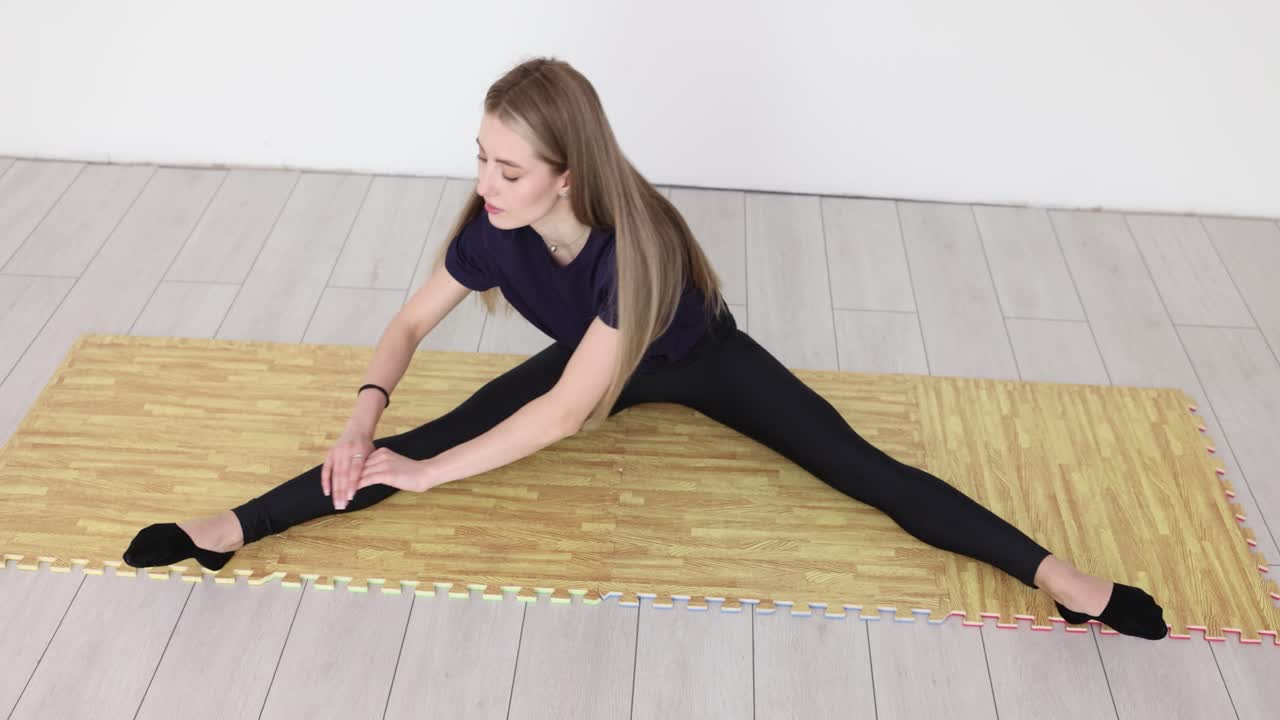 스트레칭 운동을하는 여자