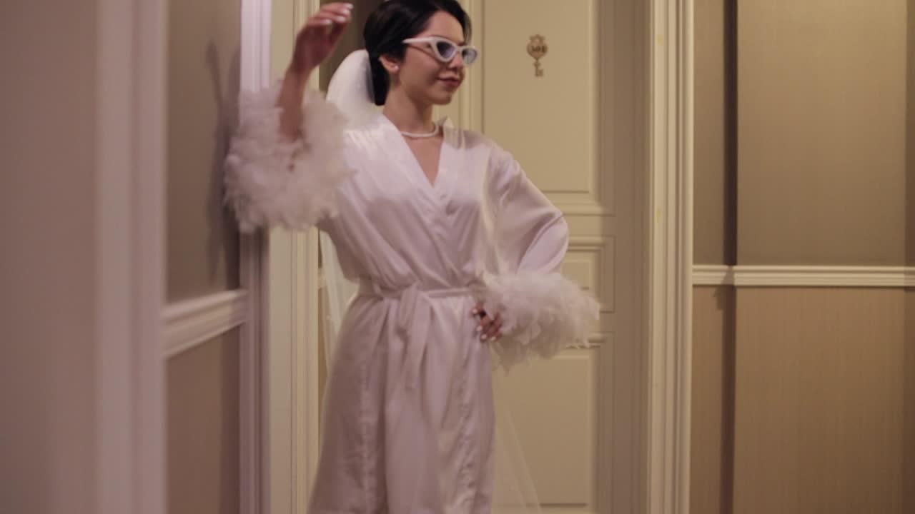 부도어 드레스를 입은 신부가 창문으로 걸어가고, 결혼식 아침 준비, 야간 드레스와 베일을 입은 여성