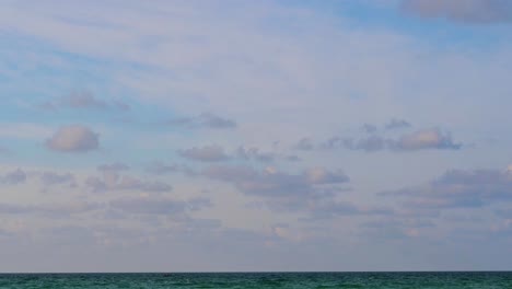 el lapso de tiempo completamente nubes sobre las aguas verde esmeralda del golfo de méxico