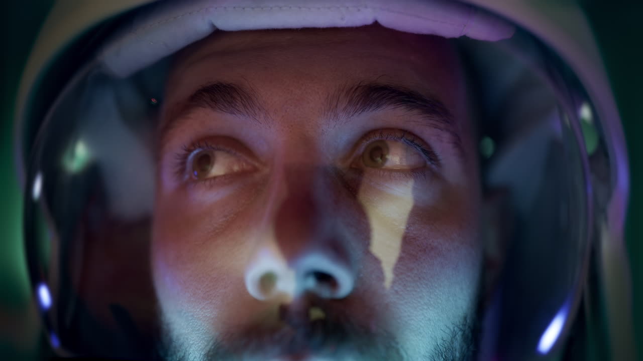 astronauta con un casco espacial