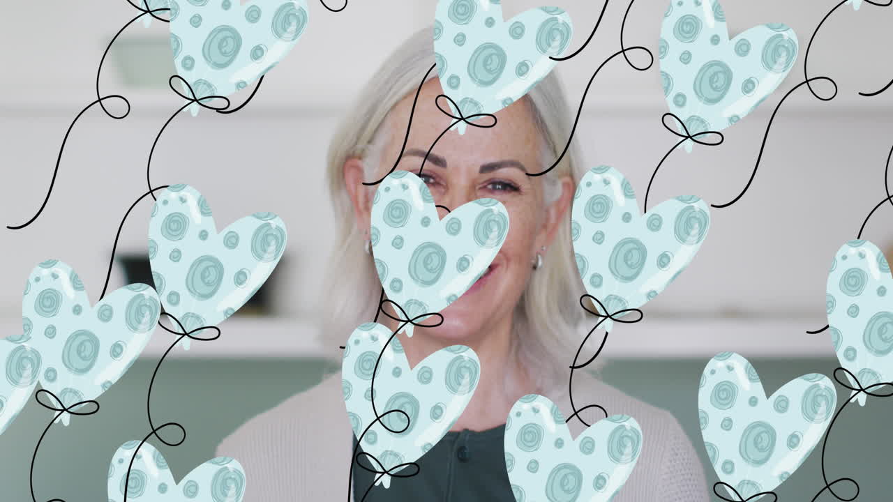 여러 개의 심장 모양의 풍선 아이콘이 코카시안 고령 여성의 미소를 짓고 있습니다.