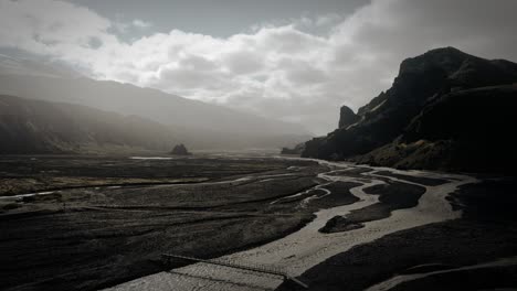 dramático valle aéreo de thor, río glacial que fluye a través de paisajes volcánicos negros puentes para cruzar ríos, thorsmörk islandia
