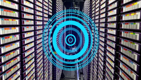 animación de escáner redondo azul neón girando contra la sala del servidor de la computadora