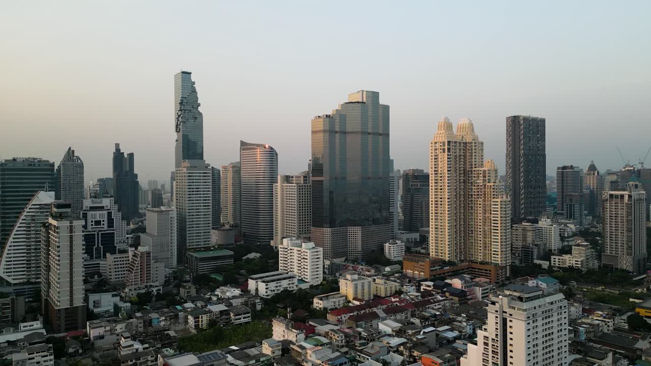 una vista impresionante del horizonte de bangkok capturada por un dron en un día despejado, que muestra la arquitectura vibrante y moderna de la ciudad