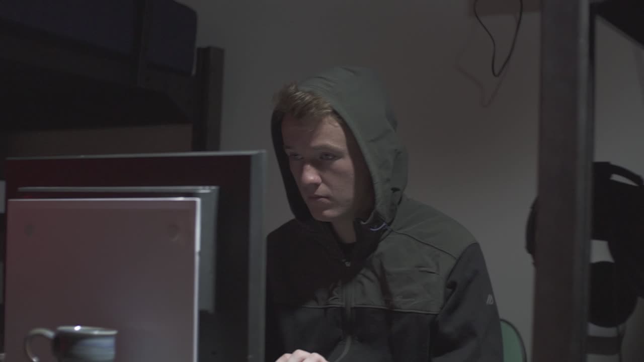 una panorámica de derecha a izquierda de una persona en una computadora