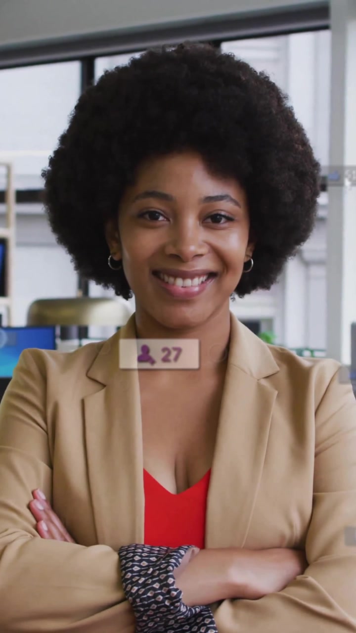 Animazione di elaborazione dati social media su imprenditrice afroamericana in ufficio