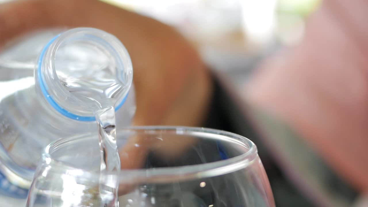 병 에서 물 을 잔 에 부어 넣는 것