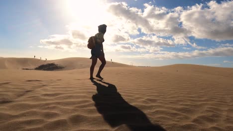 Desierto-De-Dunas-Caminando-Por-Una-Mujer-Al-Atardecer-En-Un-Día-Ventoso