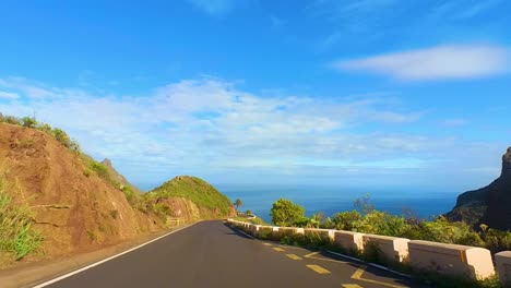 Relajante-Paseo-Costero-Cerca-Del-Pueblo-De-Masca,-Rodeado-De-Altos-Acantilados-Con-Un-Cielo-Azul-Claro-Y-El-Océano-Atlántico-Al-Fondo,-Parque-Rural-Teno,-Tenerife,-Islas-Canarias,-España