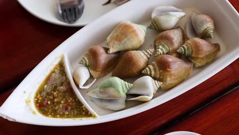 conchas hervidas con salsa picante en krabi