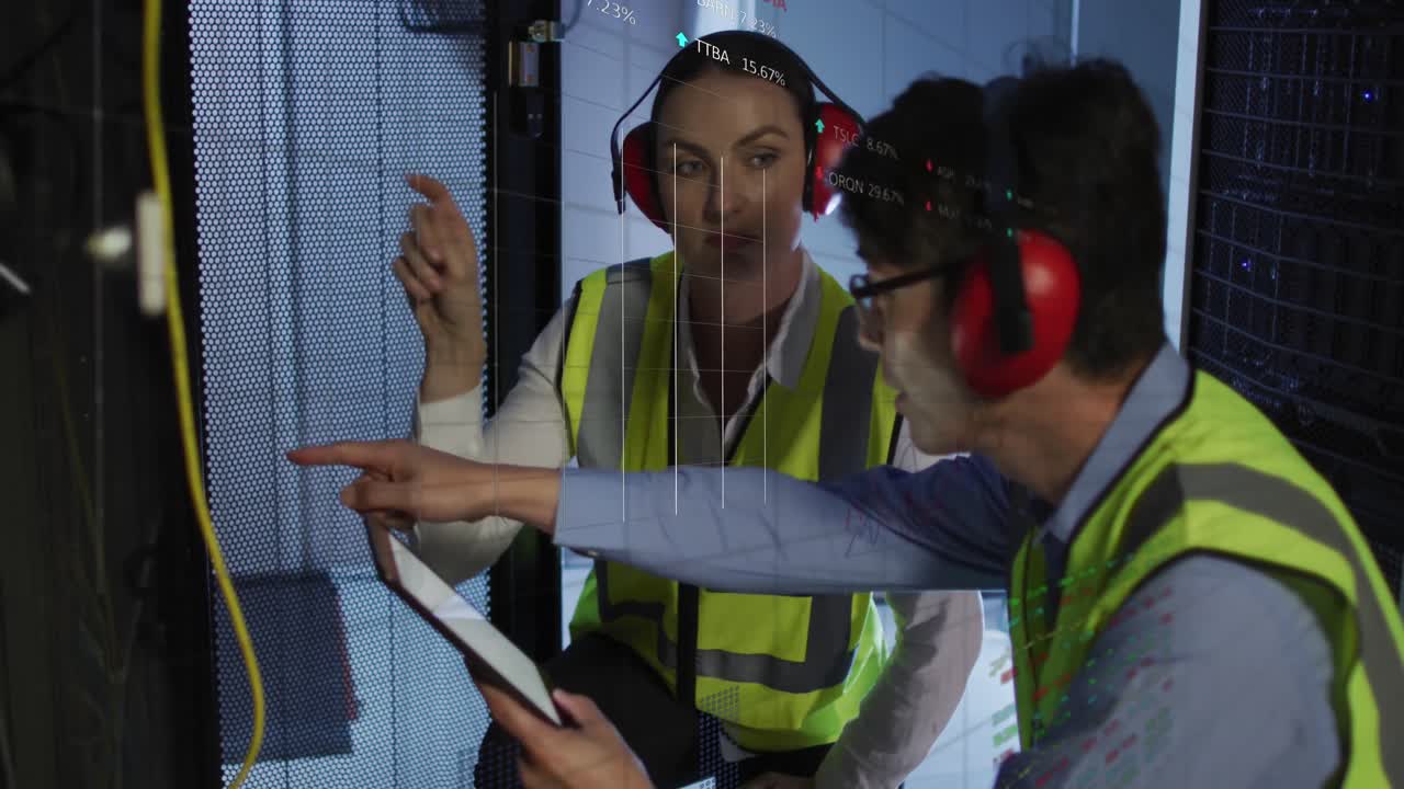 animación del procesamiento de datos sobre diversos ingenieros y ingenieras que trabajan en la sala de servidores