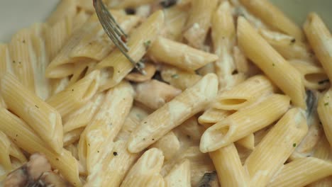 pasta de setas cremosa con tenedor