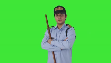 retrato de un guardia de seguridad confiado de pie con las manos cruzadas pantalla verde