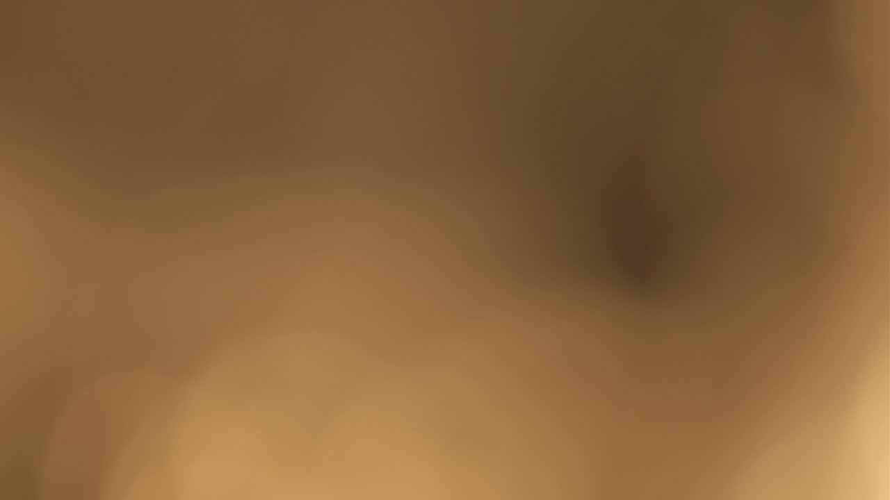 fugas de luz abstractas en un fondo negro.