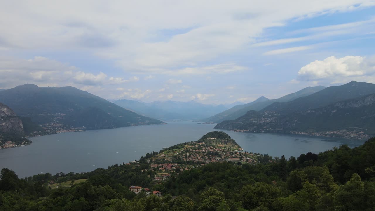 hermoso panorama areal del lago com en el centro de italia en los alpes mientras se pone el sol
