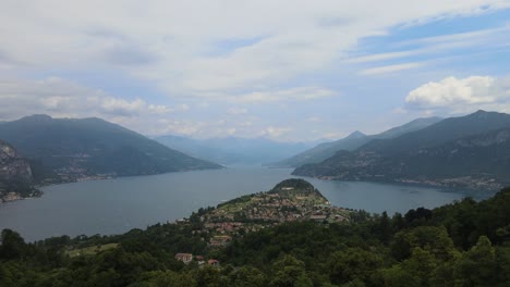 Hermoso-Panorama-Areal-Del-Lago-Com-En-El-Centro-De-Italia-En-Los-Alpes-Mientras-Se-Pone-El-Sol