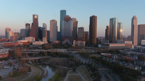 Antena-4k-Del-Centro-De-Houston-Por-La-Noche