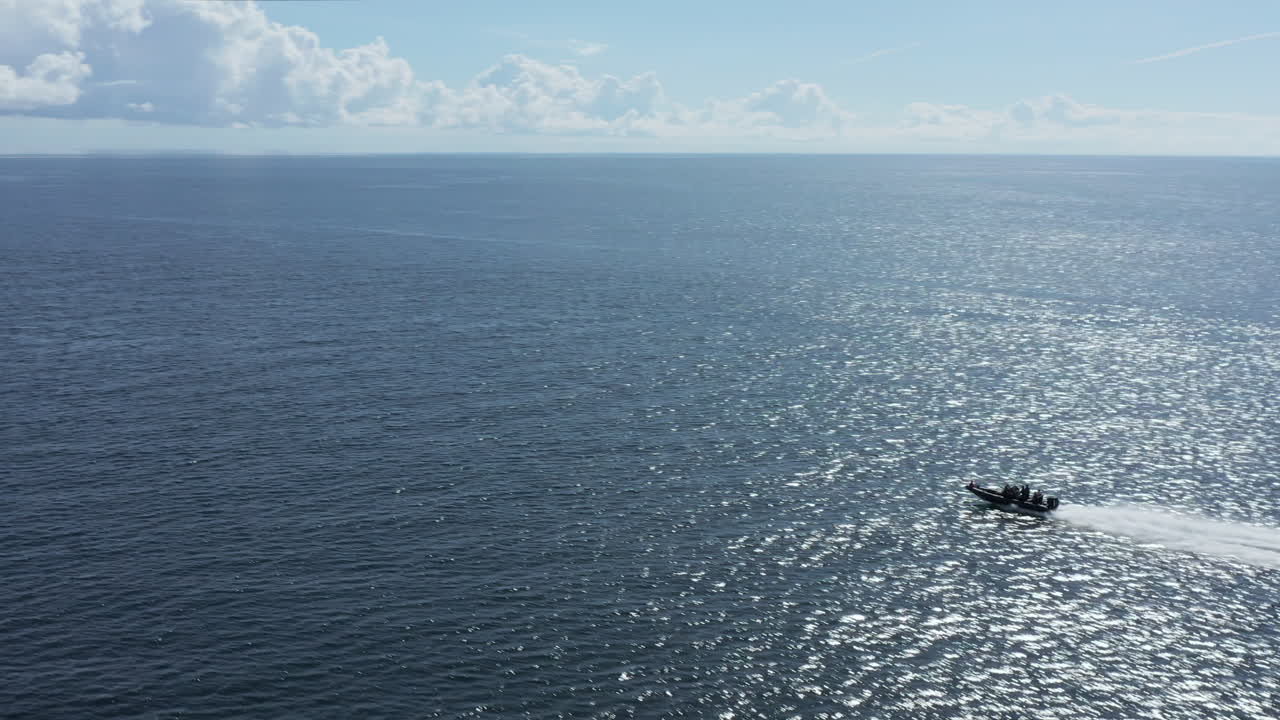 반짝이는 푸른 바다 물, 공중 추적 샷을 통해 순항하는 스피드 보트
