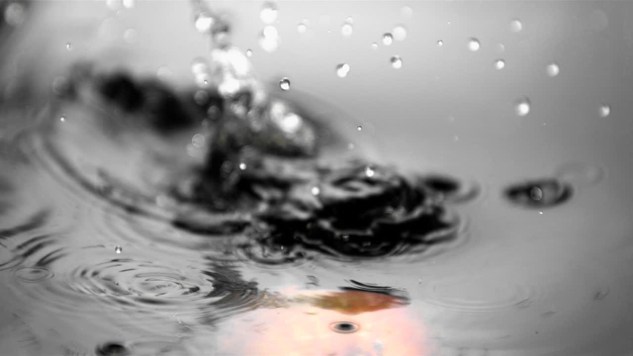 물에 빠지는 빨간 사과