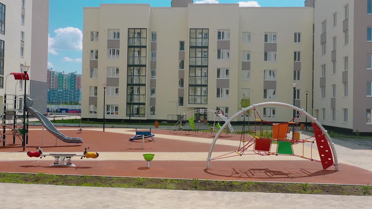 patio de recreo moderno de un complejo de apartamentos