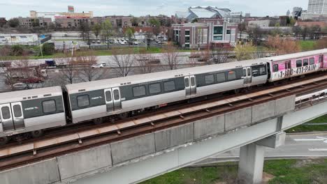 vista aérea del metro de tránsito rápido que corre paralelo a la autopista de atlanta, georgia, estados unidos