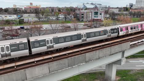 vista aérea del metro de tránsito rápido que corre paralelo a la autopista de atlanta, georgia, estados unidos