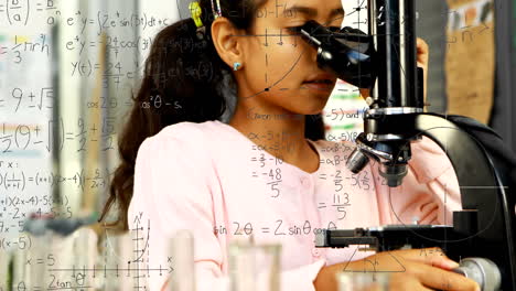 animación de fórmulas matemáticas sobre una escolar sonriente usando un microscopio