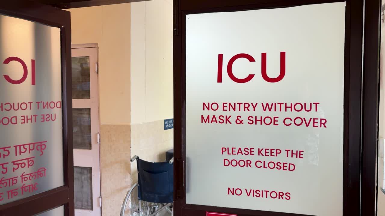 유리문에 안전 수칙이 적힌 병원 중환자실 입구