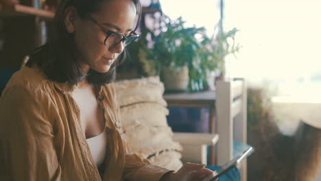 Una-Mujer-Joven-Comprando-En-Línea-Con-Su-Tableta