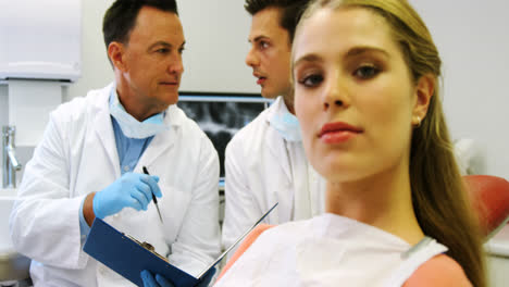 retrato de una paciente sonriente sentada en una silla dental