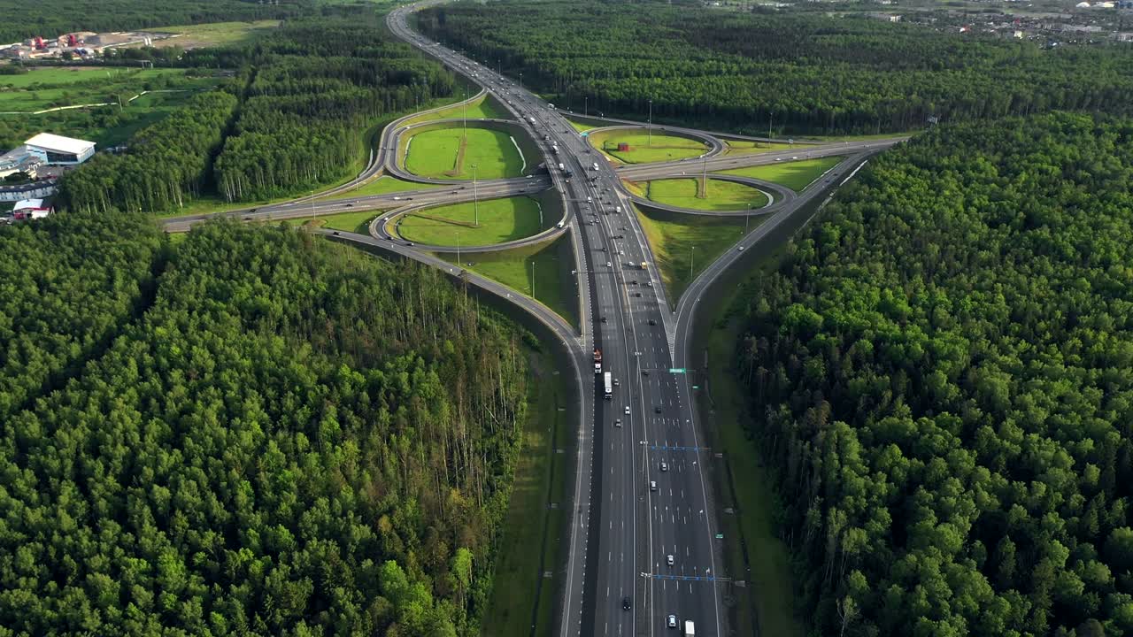공중 교통 교차로, 도로, 도시 및 숲의 상단 뷰, 드론에서 여름 비디오.