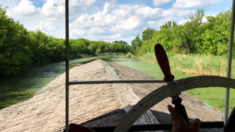 barco de vela en el lago pantanoso