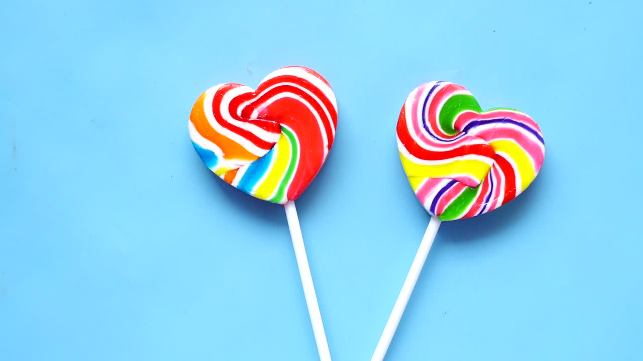 dos piruletas en forma de corazón